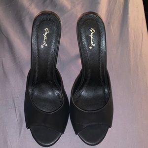Qupid Size 10 black sandals